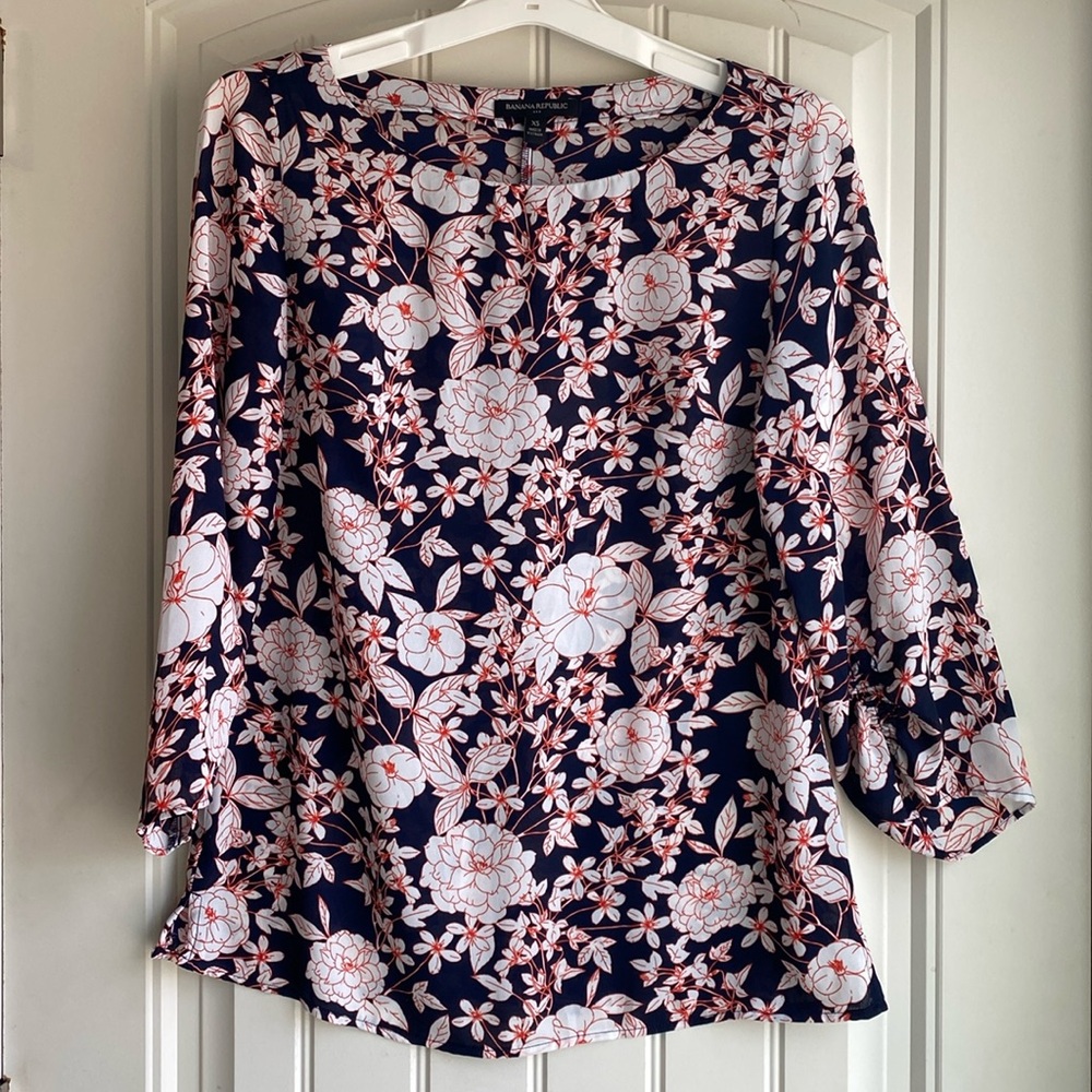 Women’s XS Banana Republic Factory semi-sheer three-quarter sleeve blouse.